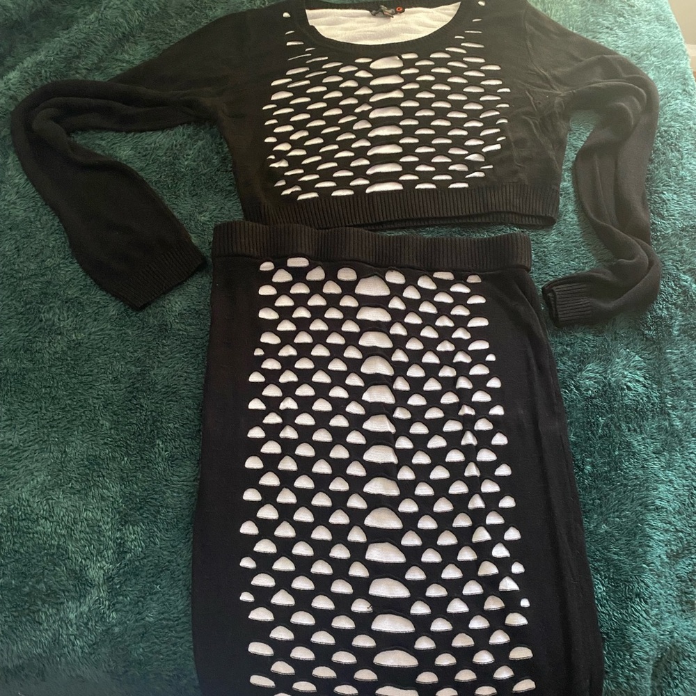 G by Guess black and white two piece. Long sleeve top with maxi skirt.